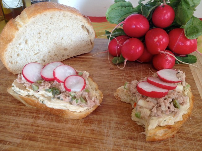 Tuna and Hummus Sandwiches / www.sarasfavoritethings.wordpress.com